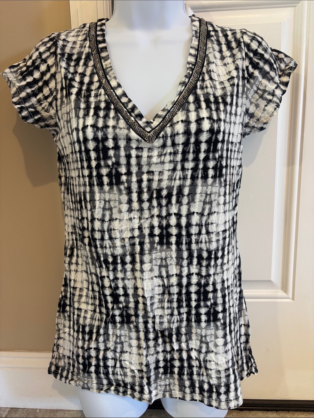 Rose & Olive Black and White Tie-Dye V-Neck Short Sleeve Top
